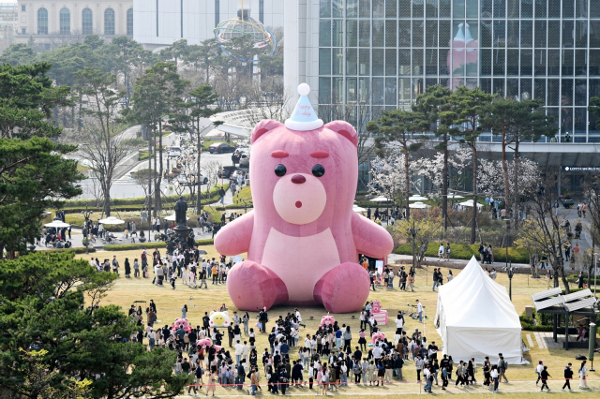 지난해 초 서울 잠실 롯데월드타워 메인광장에 설치된 롯데홈쇼핑 마스코트 ‘벨리곰’의 모습. 출처=롯데홈쇼핑