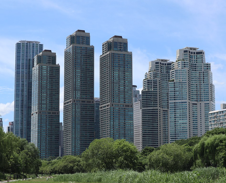 서울 강남구 도곡동 타워팰리스 아파트. 출처는 위키 백과임. 사진에는 마천루 같은 고층 아파트가 보임. 